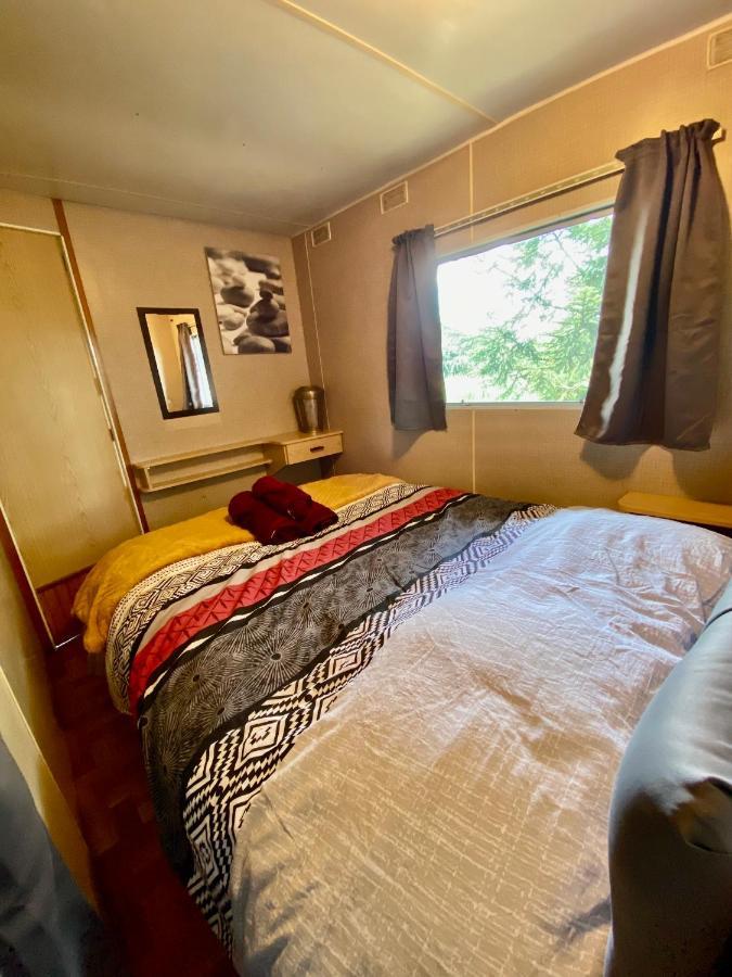 Mobilhome sous chalet en bois au calme à la ferme Josnes Exterior foto