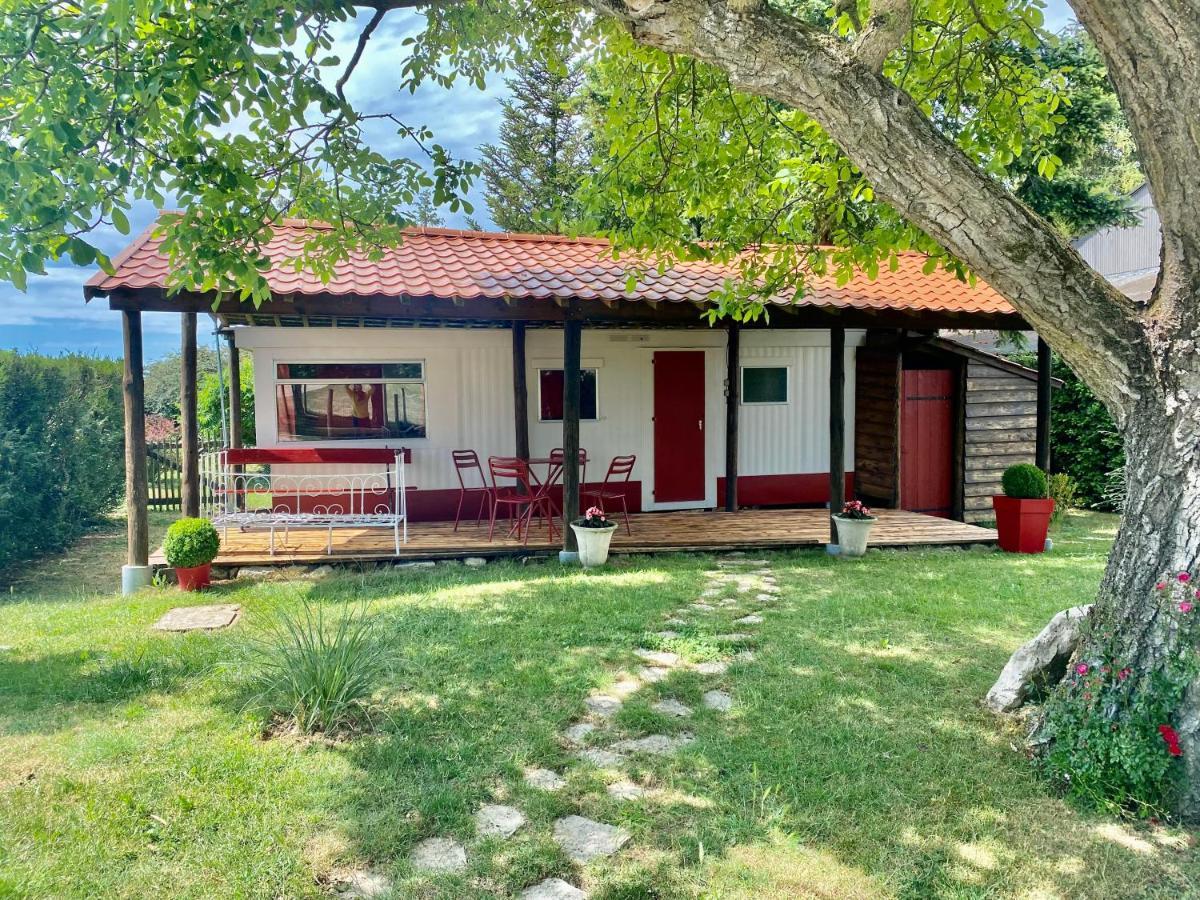 Mobilhome sous chalet en bois au calme à la ferme Josnes Exterior foto