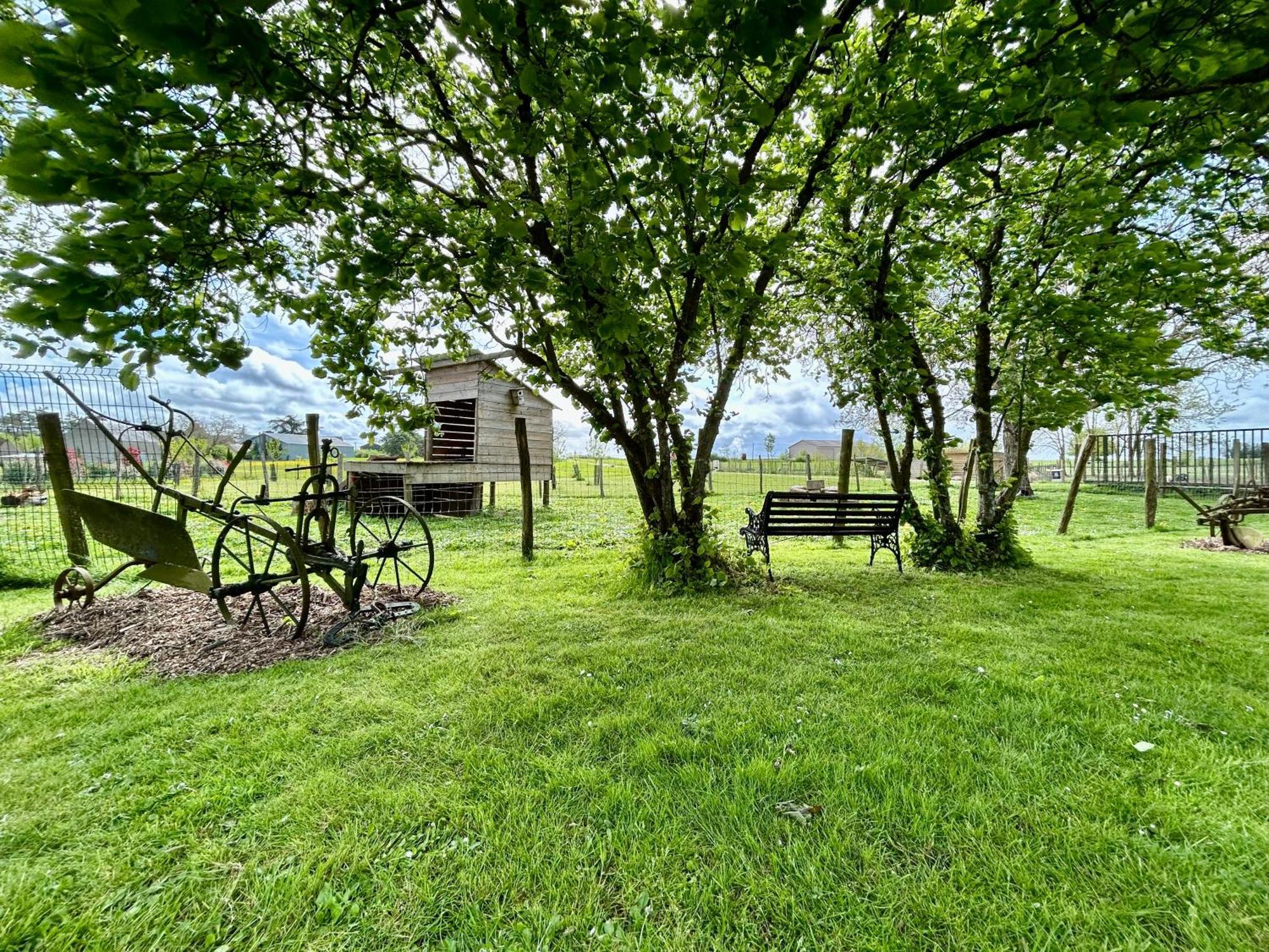 Mobilhome sous chalet en bois au calme à la ferme Josnes Exterior foto